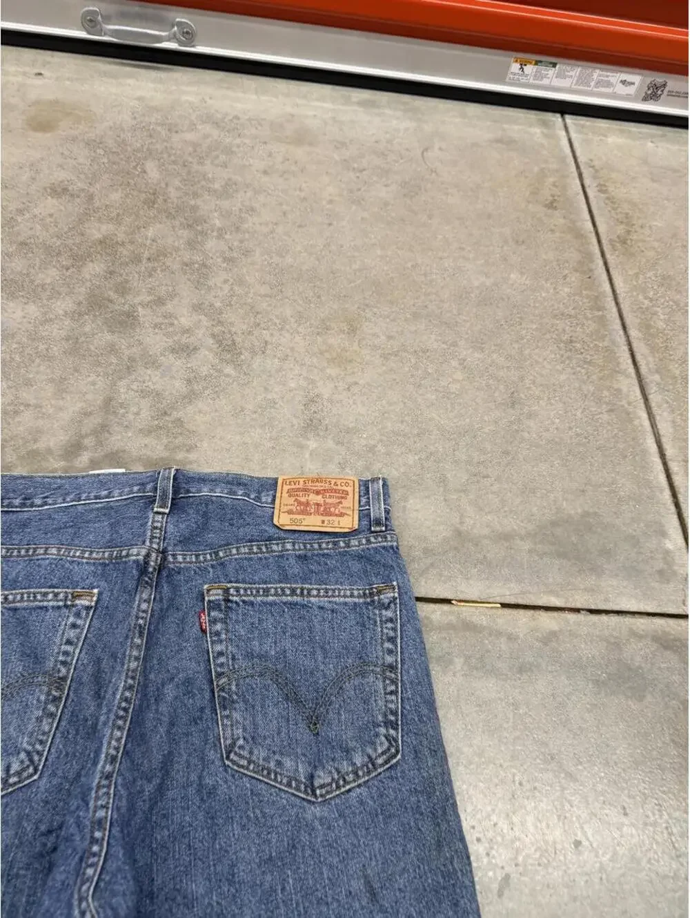 vintage levis 505 dark blue relaxed baggy fit jean shorts jorts size 32